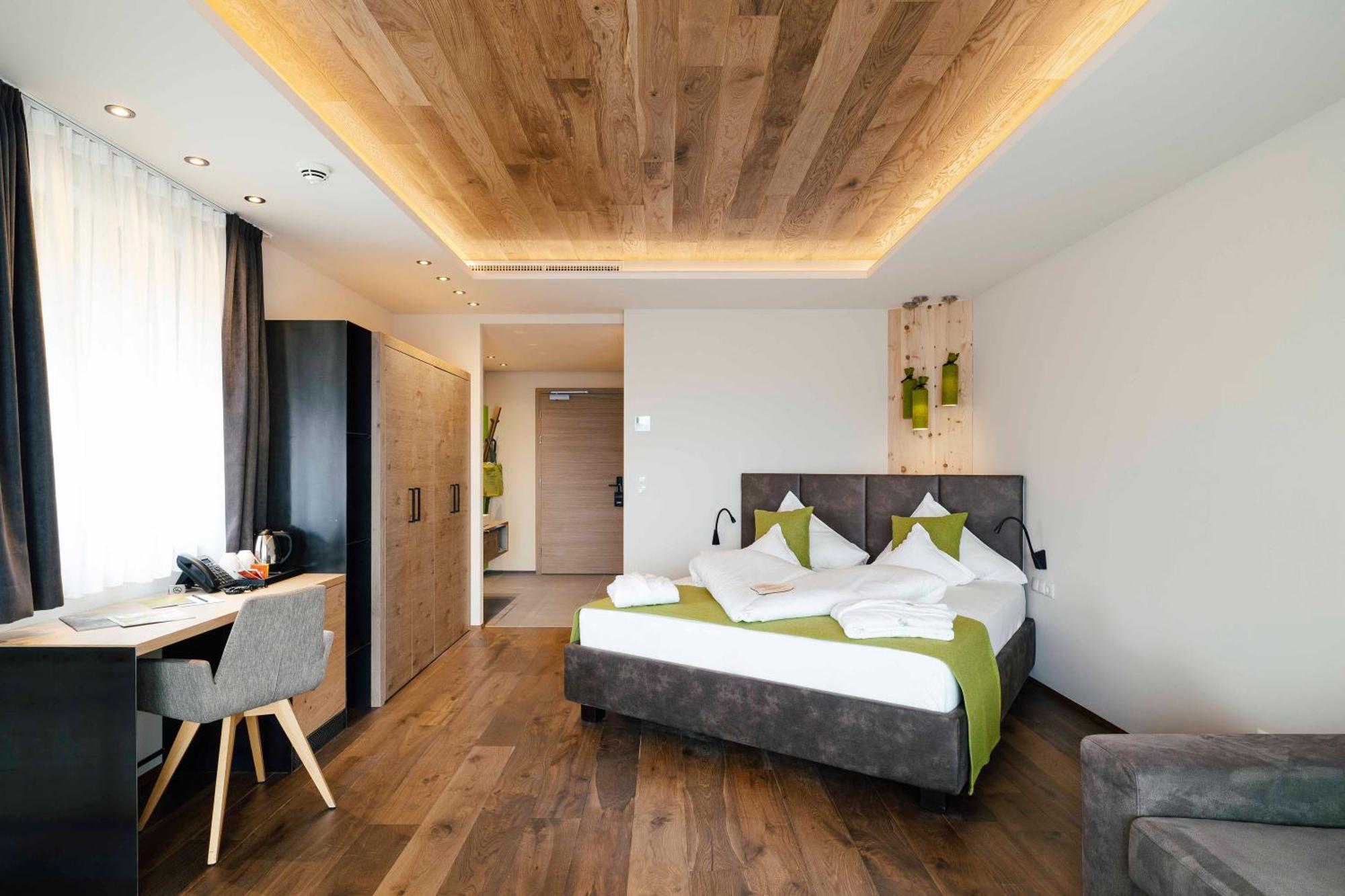 Hotel Pfeiss Лана Экстерьер фото