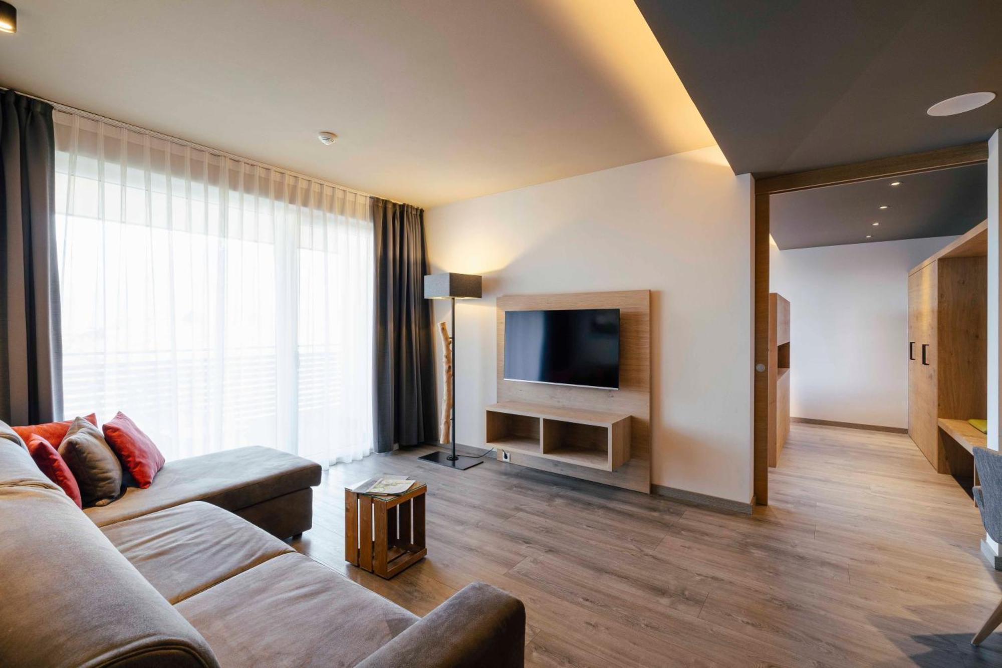 Hotel Pfeiss Лана Экстерьер фото