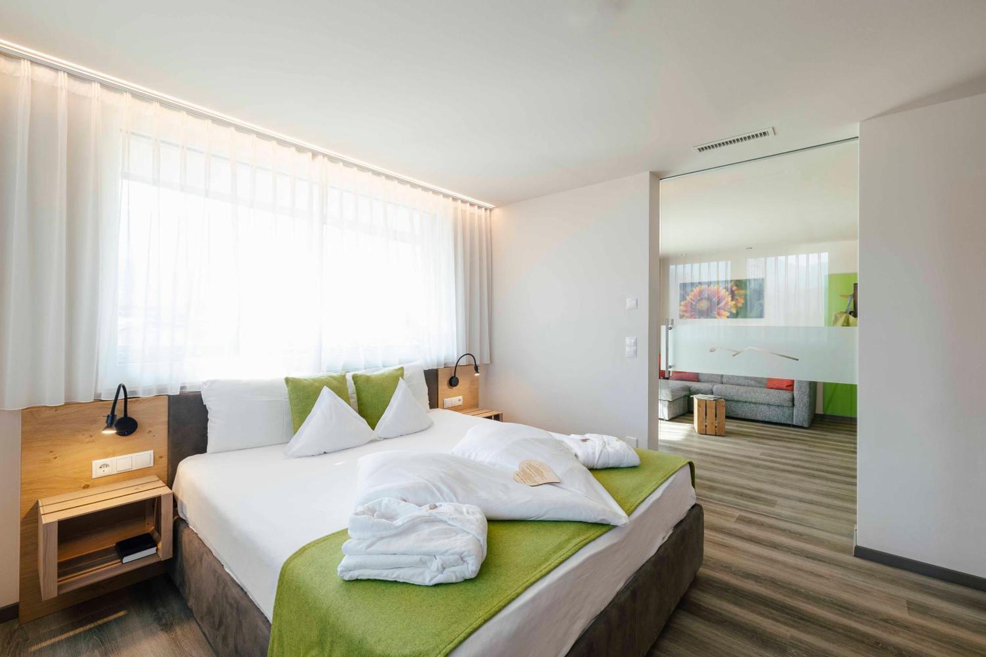 Hotel Pfeiss Лана Экстерьер фото