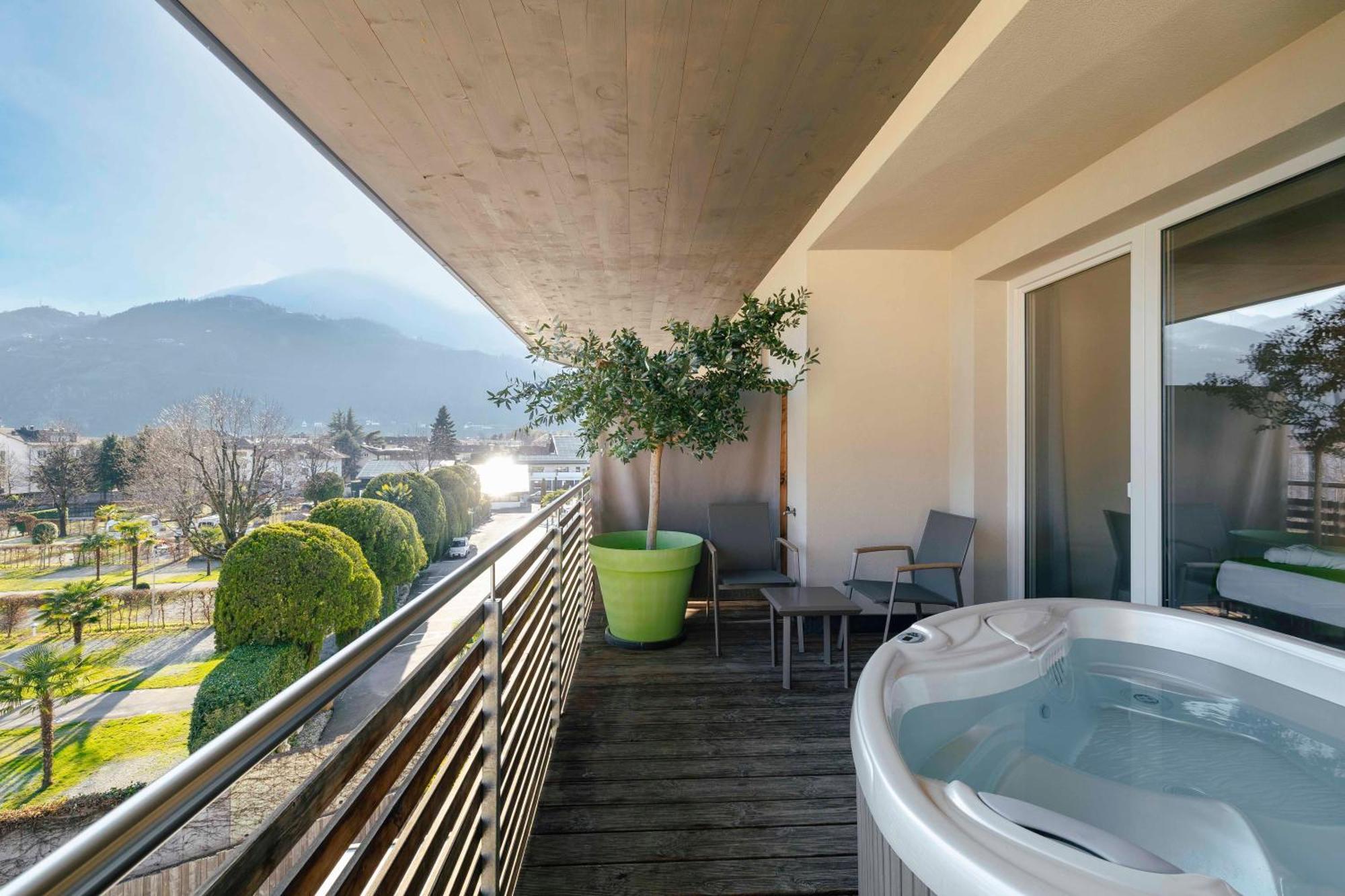 Hotel Pfeiss Лана Экстерьер фото